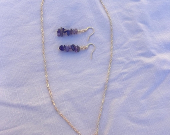 Collana con pendente a scheggia di ametista e orecchini abbinati.