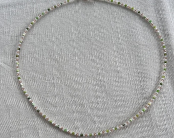 Collana di pietre preziose miste, sfaccettate e di colori assortiti