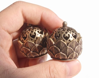 Massief messing lotus wierookbrander, houder met antieke patina en deksel, decoratie voor een zen-altaar.