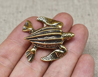 Massief messing zeeschildpadbeeldje: antiek gepatineerd zeedierbedel
