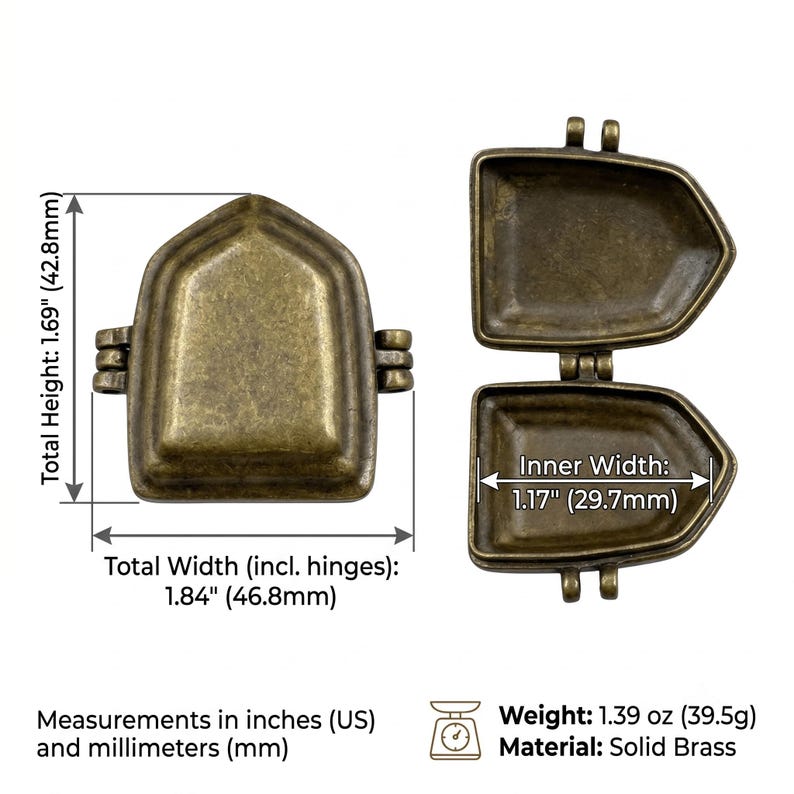 K&ouml;nnte beinhalten: Ein aufklappbares Medaillon aus massivem Messing in Spitzbogenform. Die Gesamth&ouml;he betr&auml;gt 42,8 mm, die Gesamtbreite 46,8 mm und die Innenbreite 29,7 mm. Das Objekt wiegt 39,5 g und ist sowohl geschlossen als auch ge&ouml;ffnet abgebildet.