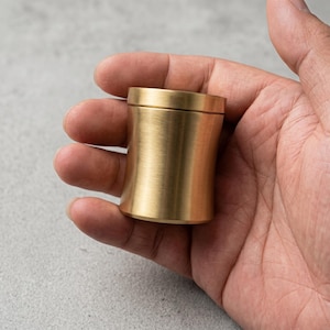 Mini contenitore ermetico in ottone massiccio: scatola minimalista per conservare tè, caffè e incenso.