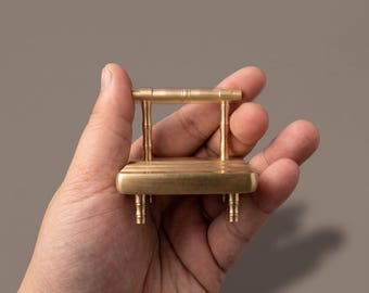 Massief messing miniatuur stoeltelefoonstandaard, vintage bureauopberger, bamboedetails