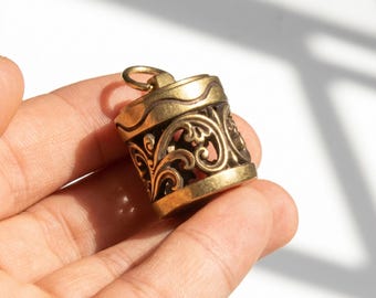 Vintage-Pomander-Anhänger aus Messing, hohl geschnitzter Räucherstäbchenhalter, Aromatherapie-Medaillon (Pillendose)