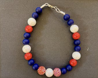 Marineblau-rot-weiße Perlenkette für Haustiere zum Spieltag | Handgefertigter Haustierschmuck | Accessoire für Fußballhalsbänder