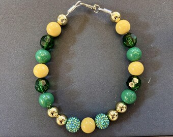 Personalisierbare Haustierhalskette in Grün und Gold | Handgefertigtes Perlenhalsband (Option: Fußball/Basketball)