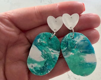 Pendientes con forma de ola marina inspirados en la costa atlántica irlandesa.