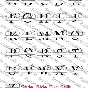 Pode incluir: Uma cole&ccedil;&atilde;o de letras mai&uacute;sculas pretas de A a Z em um estilo de monograma dividido com cachos laterais decorativos. Cada letra &eacute; dividida horizontalmente por uma linha fina. O texto "Style: Side Curl Split" aparece em vermelho na parte inferior.