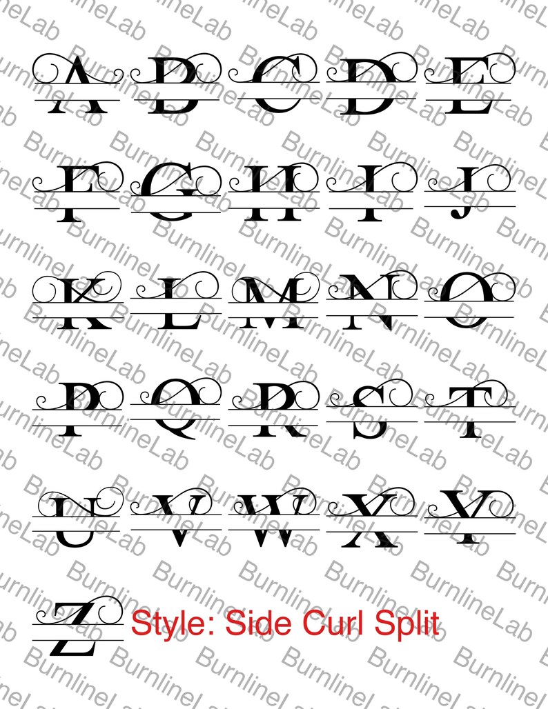 Pode incluir: Uma cole&ccedil;&atilde;o de letras mai&uacute;sculas pretas de A a Z em um estilo de monograma dividido com cachos laterais decorativos. Cada letra &eacute; dividida horizontalmente por uma linha fina. O texto "Style: Side Curl Split" aparece em vermelho na parte inferior.