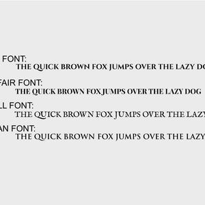 Pode incluir: Uma exibi&ccedil;&atilde;o tipogr&aacute;fica com quatro estilos de fonte distintos rotulados como Cizel, Playfair, IM Fell e Trajan. Cada linha exibe o texto preto THE QUICK BROWN FOX JUMPS OVER THE LAZY DOG em uma fonte &uacute;nica sobre um fundo cinza claro.