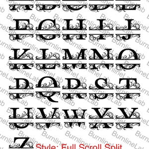 Pode incluir: Uma cole&ccedil;&atilde;o de letras mai&uacute;sculas pretas de A a Z, cada uma com um design dividido decorativo com padr&otilde;es de volutas intrincados. As letras est&atilde;o dispostas em uma grade e o texto "Style: Full Scroll Split" aparece em vermelho na parte inferior.
