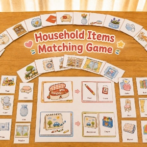 Peut inclure: Un jeu d'association d'objets du quotidien composé de nombreuses petites cartes blanches illustrées d'objets courants comme une brosse à dents, une machine à laver, du savon et des meubles, avec une feuille d'activité centrale pour les exercices.