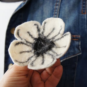 Felt Flower Brooch, Felt Poppy Flower Pin, Wool Flower Pin, White Poppy Pin, Mothers Day Gift, Shawl Pin, Scarf Pin, Wet Felted Poppy Pin
