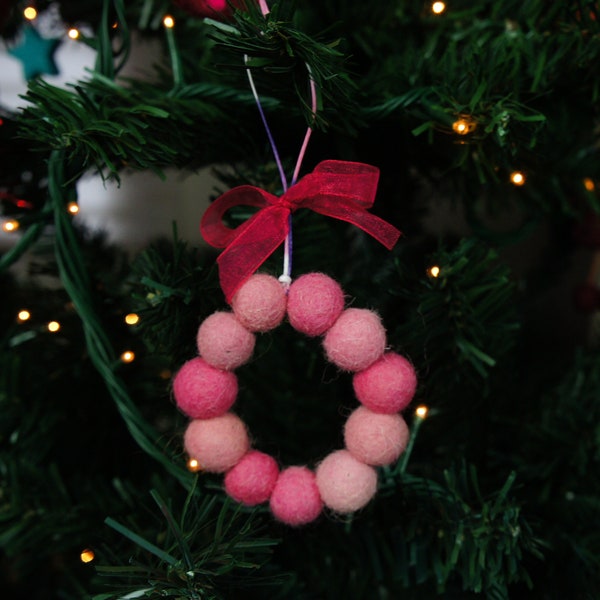 Mini Wreath Christmas Tree , Pink Pom Pom Wreath, Felt Ball Wreath, Mini Wreath Ornament, Winter Christmas Decor, Wool Wreath, Holiday Decor