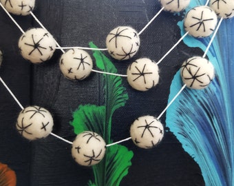 White Felt Ball Garland, Pom Pom Christmas Tree Garland, Fall Decor Farmhouse, Nursery Party Garland, Wool Ball Banner, Birthday Bunting