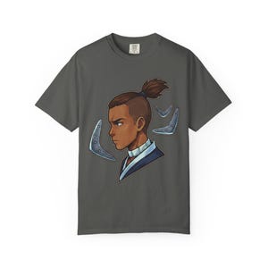 Wasser Stamm Krieger Tee | Sokka Bumerang Porträt | Papageien inspiriert T-Shirt Bild 6