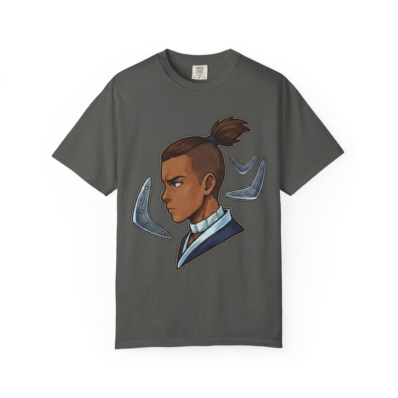 Wasser Stamm Krieger Tee | Sokka Bumerang Porträt | Papageien inspiriert T-Shirt Bild 6
