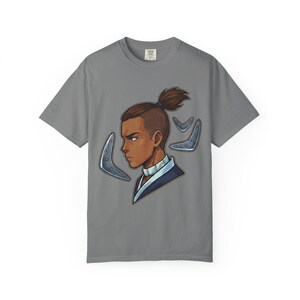 Wasser Stamm Krieger Tee | Sokka Bumerang Porträt | Papageien inspiriert T-Shirt Bild 1
