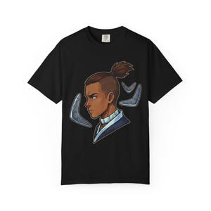 Wasser Stamm Krieger Tee | Sokka Bumerang Porträt | Papageien inspiriert T-Shirt Bild 5