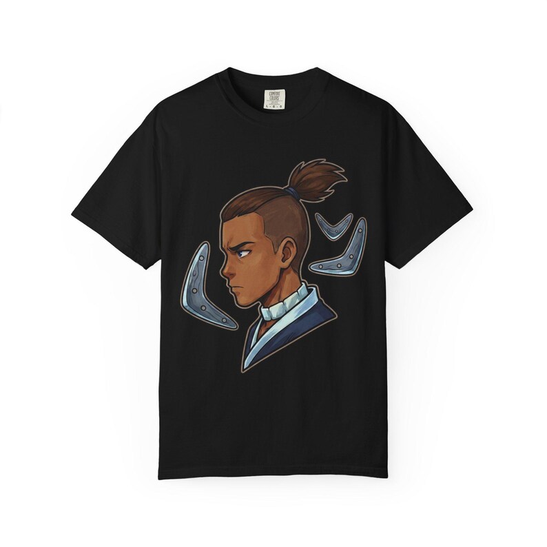 Wasser Stamm Krieger Tee | Sokka Bumerang Porträt | Papageien inspiriert T-Shirt Bild 5