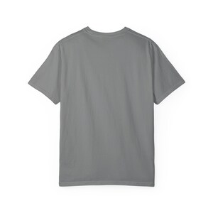 Wasser Stamm Krieger Tee | Sokka Bumerang Porträt | Papageien inspiriert T-Shirt Bild 2