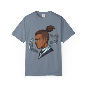 Wasser Stamm Krieger Tee | Sokka Bumerang Porträt | Papageien inspiriert T-Shirt Bild 8