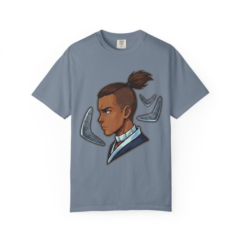Wasser Stamm Krieger Tee | Sokka Bumerang Porträt | Papageien inspiriert T-Shirt Bild 8