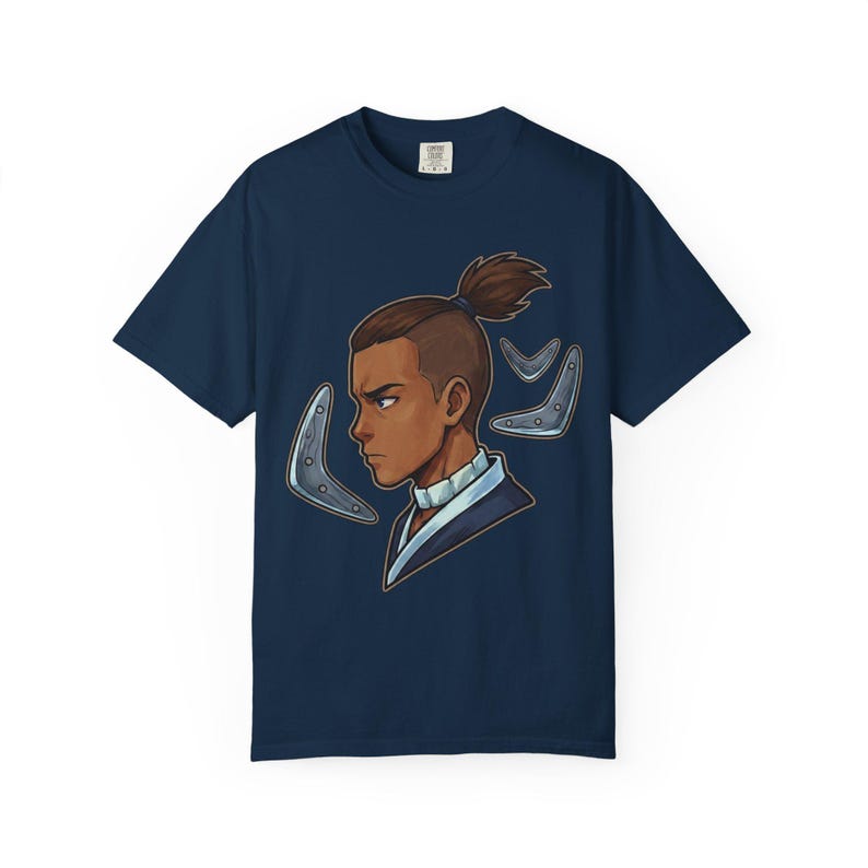 Wasser Stamm Krieger Tee | Sokka Bumerang Porträt | Papageien inspiriert T-Shirt Bild 7