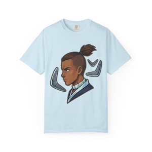 Wasser Stamm Krieger Tee | Sokka Bumerang Porträt | Papageien inspiriert T-Shirt Bild 11