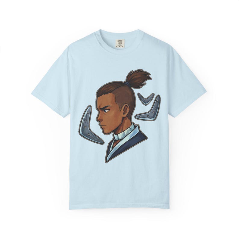 Wasser Stamm Krieger Tee | Sokka Bumerang Porträt | Papageien inspiriert T-Shirt Bild 11