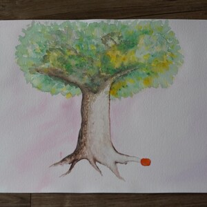 Puede incluir: Una pintura de acuarela sobre papel blanco que representa un árbol con un tronco marrón grueso y texturizado y una copa ancha y redondeada llena de tonos mezclados de follaje verde y amarillo. Un pequeño círculo naranja sólido está cerca de las raíces.