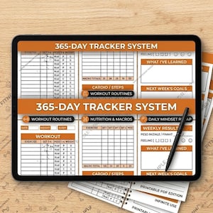 Può includere: Un tracker di fitness digitale su un tablet con il testo "365-DAY TRACKER SYSTEM". Il tracker include sezioni per esercizi, macro e risultati settimanali. Una penna nera è appoggiata sullo schermo.