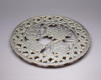Vintage Grape & Vine Cast Aluminum Trivet – Decorative Mid-Century Tableware