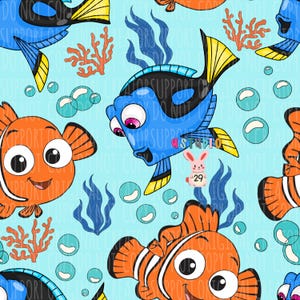 以下が含まれることがあります： 水色の背景に、黄色いヒレを持つ青いナンヨウハギ、白い縞模様のあるオレンジ色のクマノミ、オレンジ色のサンゴ、濃い青色の海藻、そして小さなピンクのウサギのアイコンが入った泡が描かれた、繰り返しのパターンデザイン。