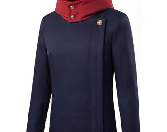 Chaqueta de anime azul oscuro hecha a mano inspirada en Yuji Itadori con capucha roja: disfraz de hechicero del juego Culling para Halloween y convenciones de cómics.