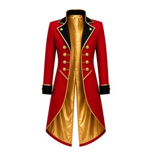 Op de afbeelding: Een rode pandjesjas met een gouden satijnen voering, zwarte revers en zwarte manchetten. De voorzijde is versierd met twee verticale rijen gouden knopen en de kraag is afgewerkt met een gouden bies, wat zorgt voor een gestructureerd silhouet.