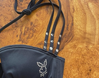 Top de bikini Playboy negro con tachuelas plateadas, sujetador de traje de baño vintage Y2K ¡RARO! Nuevo con etiquetas
