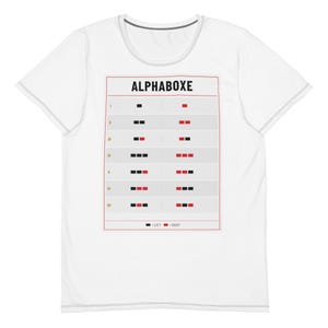 Peut inclure: T-shirt blanc à col rond avec le texte "ALPHABOXE" au-dessus d'un tableau avec des barres horizontales noires et rouges. Le tableau est sur un fond rectangulaire rouge. Le bas du tableau porte la mention "LEFT - RIGHT".