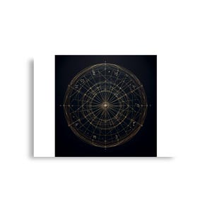 Peut inclure: Un motif de carte astrologique doré sur fond noir. Le graphique circulaire présente des symboles du zodiaque et des lignes rayonnant d'un point central. L'œuvre est présentée sur fond blanc.