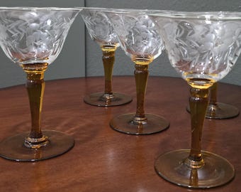 Vintage 1950er Jahre Bernsteinstiel und geätzte Blumen Cocktail- oder Champagner-Gläser