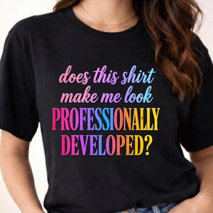Professionellt utvecklad rolig kontors-T-shirt – företagshumor arbetsgrafik-T-shirt