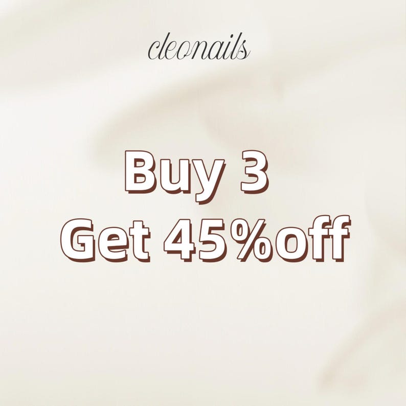 K&ouml;nnte beinhalten: Eine grafische Anzeige auf cremefarbenem Hintergrund mit dem Text cleonails in einer dunkelbraunen Schreibschrift oben, gefolgt von dem fettgedruckten dunkelbraunen Text Buy 3 Get 45% off in der Mitte des Bildes.