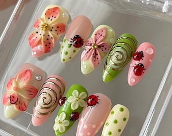 Uñas postizas de gel con diseño de mariquita y flor (forma almendrada mediana)