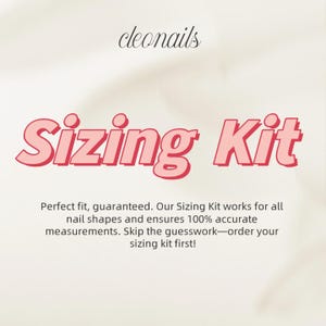 Pode incluir: Fundo claro com o texto "cleonails" em itálico. Abaixo, as palavras "Sizing Kit" estão em uma fonte grande, rosa e em forma de bolha. O texto abaixo afirma que o kit garante medições precisas.