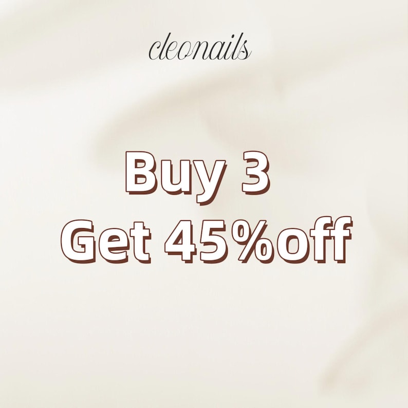 Puede incluir: Un anuncio gr&aacute;fico sobre un fondo color crema que presenta el texto cleonails en una fuente cursiva marr&oacute;n oscuro en la parte superior, seguido del texto en negrita marr&oacute;n oscuro Buy 3 Get 45% off centrado en el medio.