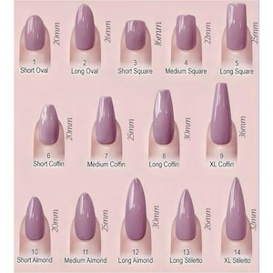 K&ouml;nnte beinhalten: Eine &Uuml;bersichtstabelle mit vierzehn malvenfarbenen Press-on-Nagelformen, nummeriert von 1 bis 14, darunter Short Oval, Long Oval, Short Square, Medium Square, Long Square, Short Coffin, Medium Coffin, Long Coffin, XL Coffin, Short Almond, Medium Almond, Long Almond, Long Stiletto und XL Stiletto, mit L&auml;ngen von 16mm bis 36mm.