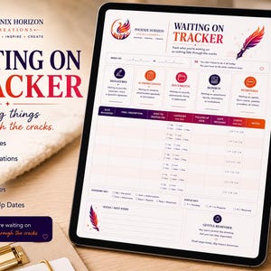 Może przedstawiać: Tablet cyfrowy wyświetla szablon "Waiting on Tracker" z sekcjami na podpisy, autoryzacje, raporty i terminy dalsze. Projekt zawiera logo, tekst i ilustrację pióra. Widoczny jest również kubek do kawy i długopis.