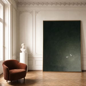 Peut inclure: Une grande œuvre d'art murale rectangulaire présentant un fond vert forêt sombre et nuancé avec deux petits oiseaux blancs volant dans le coin inférieur droit, encadrée par un fin cadre doré, exposée verticalement sur un mur.