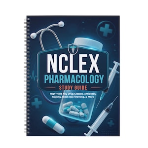 Könnte beinhalten: Ein spiralgebundener NCLEX-Pharmakologie-Studienführer mit dunkelblauem Einband, der ein Stethoskop, Spritzen und eine mit weißen und blauen Kapseln gefüllte Pillendose zeigt. Der Text lautet NCLEX PHARMACOLOGY STUDY GUIDE High-Yield Key Drug Classes.