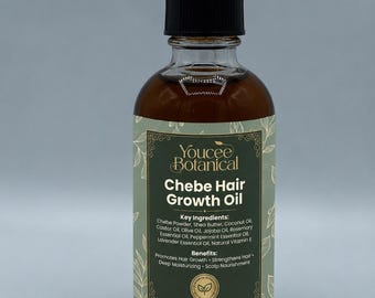 Puede incluir: Una botella de vidrio transparente de Youcee Botanical Chebe Hair Growth Oil. La etiqueta verde y dorada enumera los ingredientes y beneficios. La botella tiene una tapa cuentagotas negra y contiene un líquido marrón. Peso neto 60 ml.